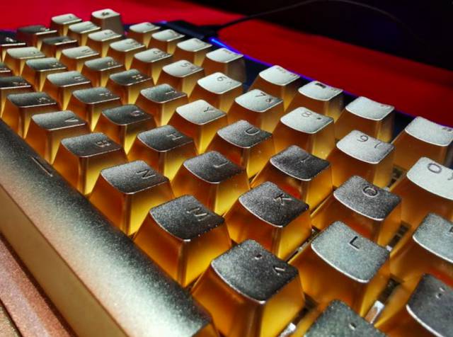 $ 10,000 gold keyboard