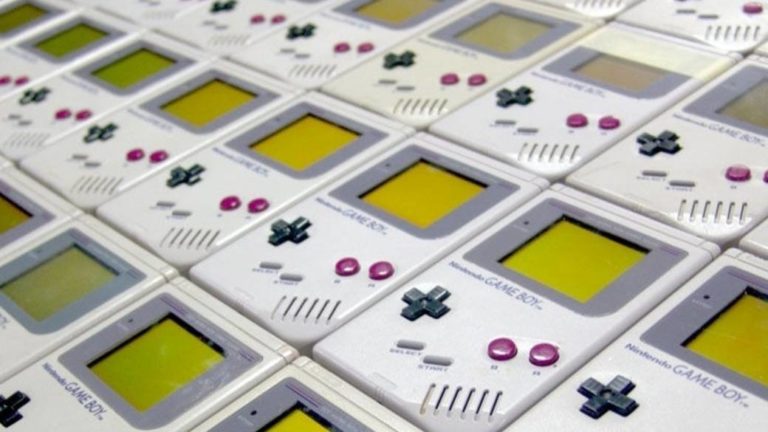 Nintendo gives a Game Boy to a 95-year-old woman after he broke down