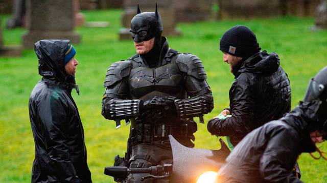 The Batman: leaked new photos of the suit and the motorcycle from the shooting set
