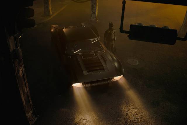 The Batman: first official images of the Batmobile with Batman