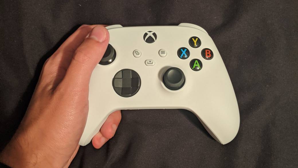 Xbox Series S, mentioned on the box of the new white Xbox controller