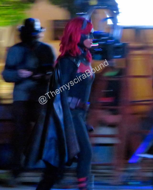 Batwoman: first images of Javicia Leslie with the Bat-suit
