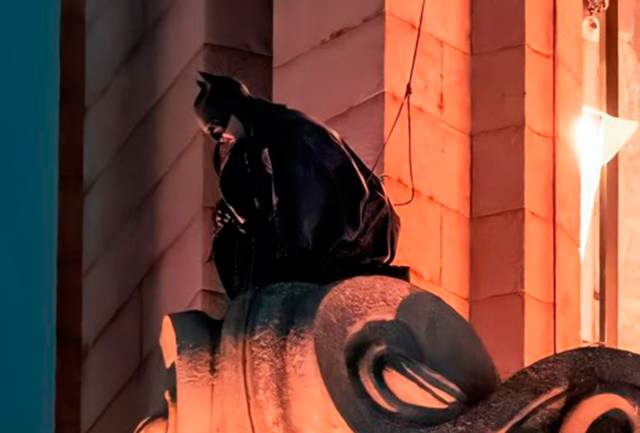 The Batman: new and spectacular photos of the filming with Batman on top of a tower