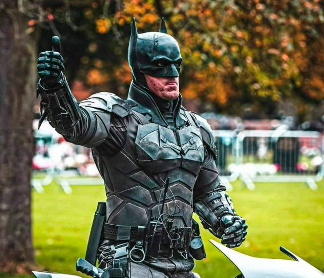 The Batman: new and spectacular photos of the filming with Batman on top of a tower