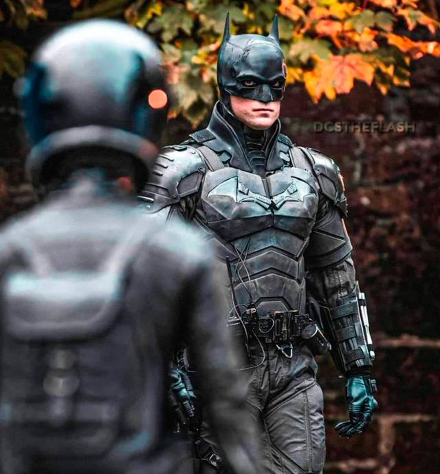 The Batman: new and spectacular photos of the filming with Batman on top of a tower