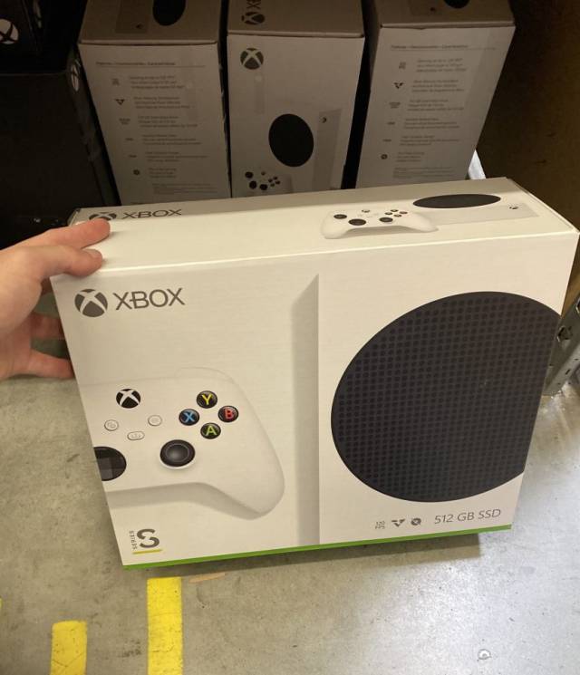 Xbox Series S, boxed