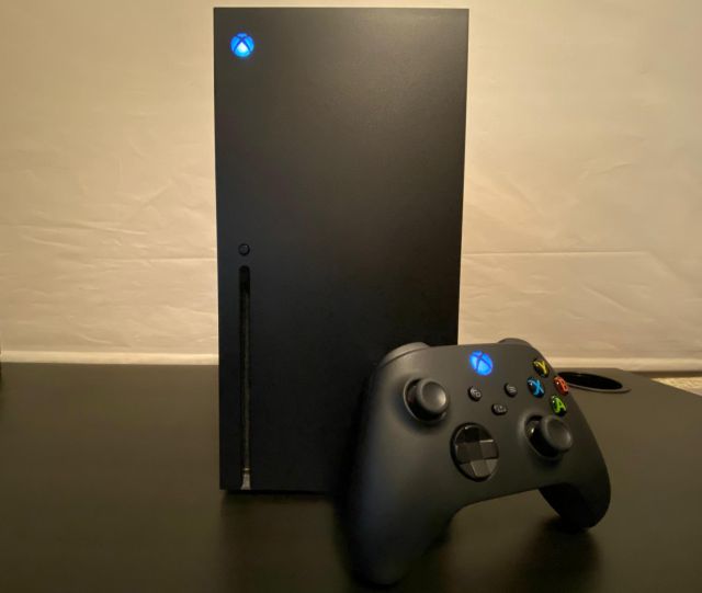 xbox series x in hand