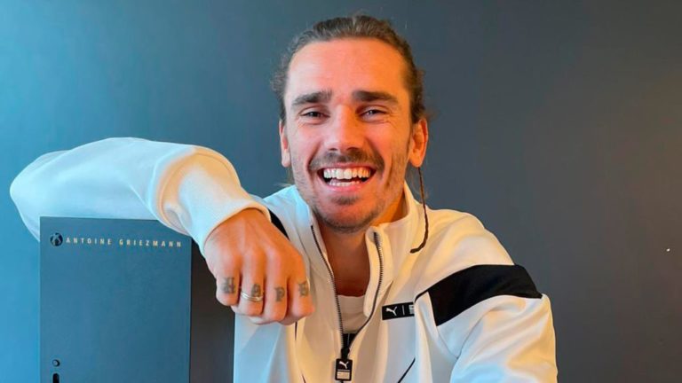 This is the personalized Xbox Series X of Griezmann, FC Barcelona forward