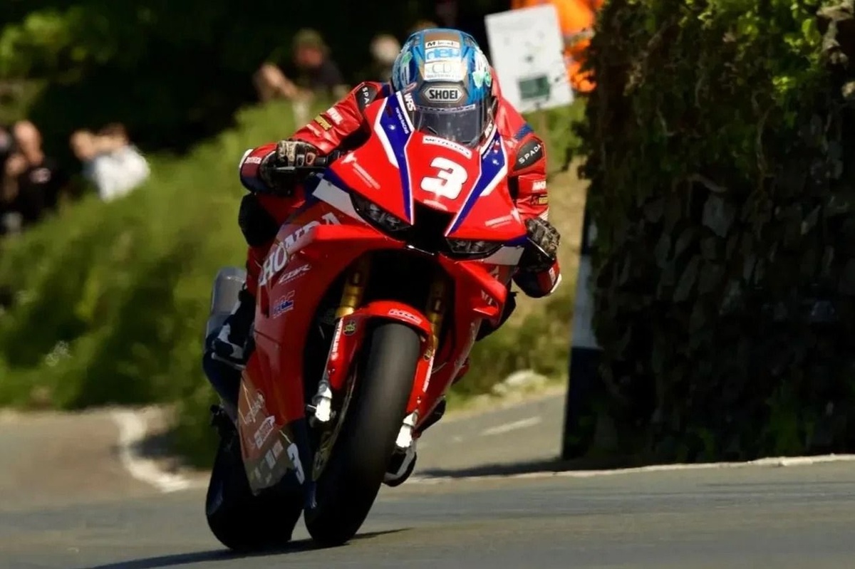 Dean Harrison Dominates Superbike at Isle of Man TT 2026, Claiming Victory