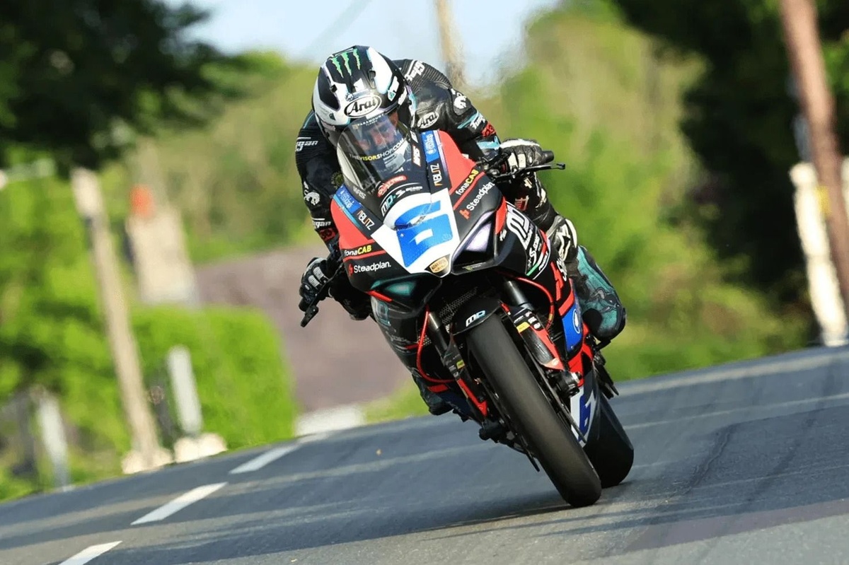 Michael Dunlop clinches 10th straight Supersport victory at Isle of Man TT 2026