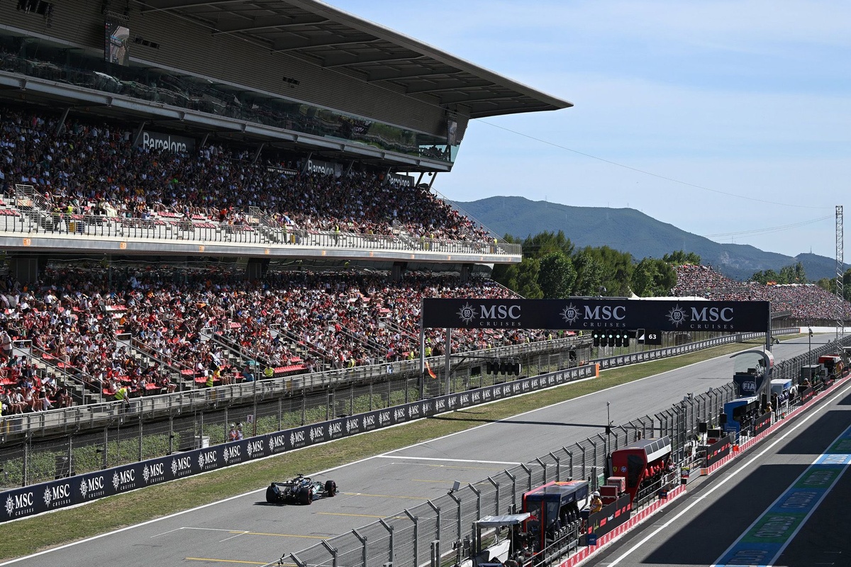 "At least a two-stop": George Russell and Lewis Hamilton expect Barcelona GP to be hard on tyres