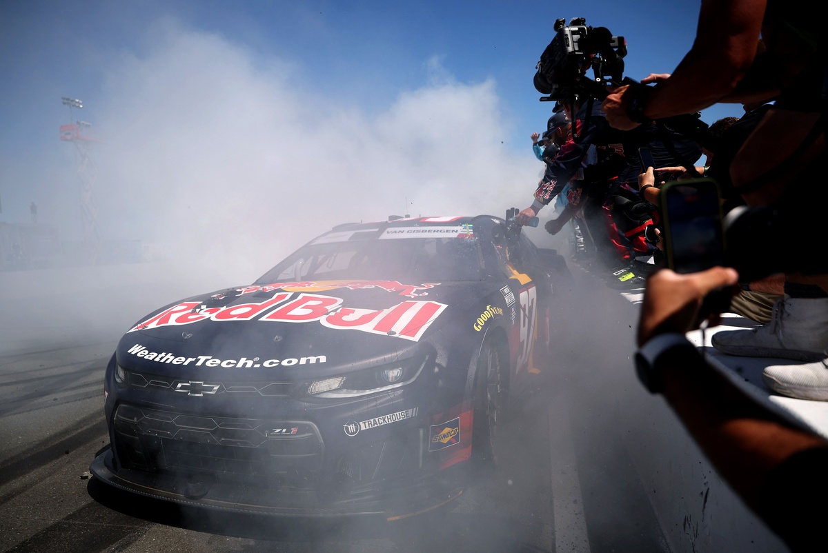 Shane van Gisbergen Clinches Sonoma NASCAR Cup Victory, Denny Hamlin Overtakes for Lead