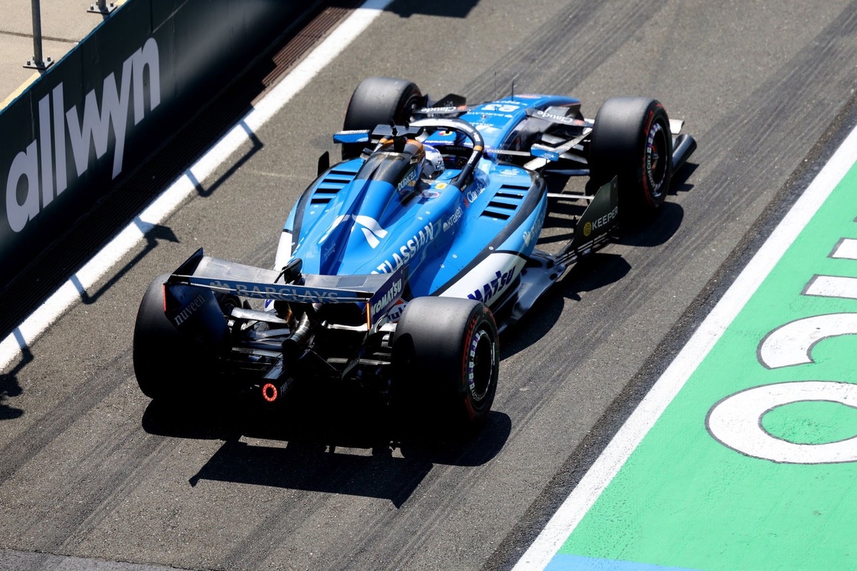 Former F1 star warns Williams may need to sacrifice 2027 for gains in 2026.