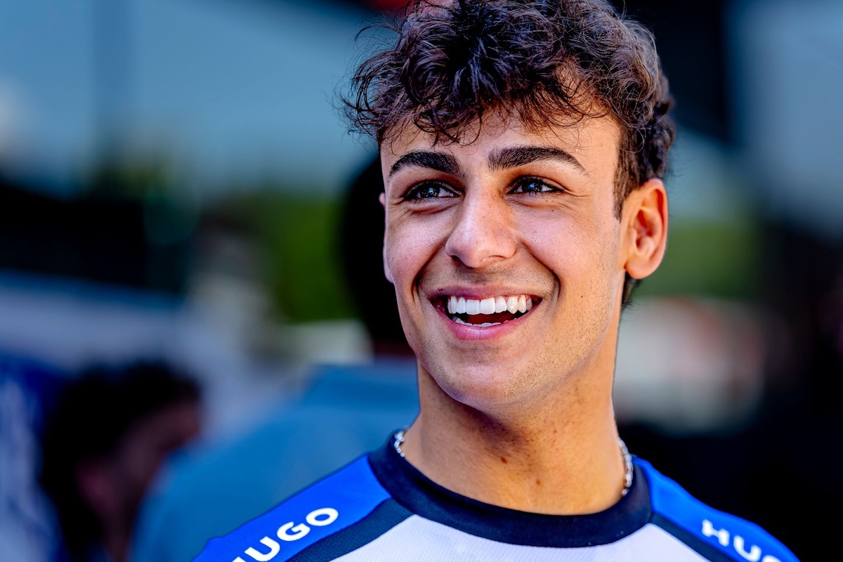 Arvid Lindblad unveils heartfelt hand‑drawn helmet ahead of first F1 British GP