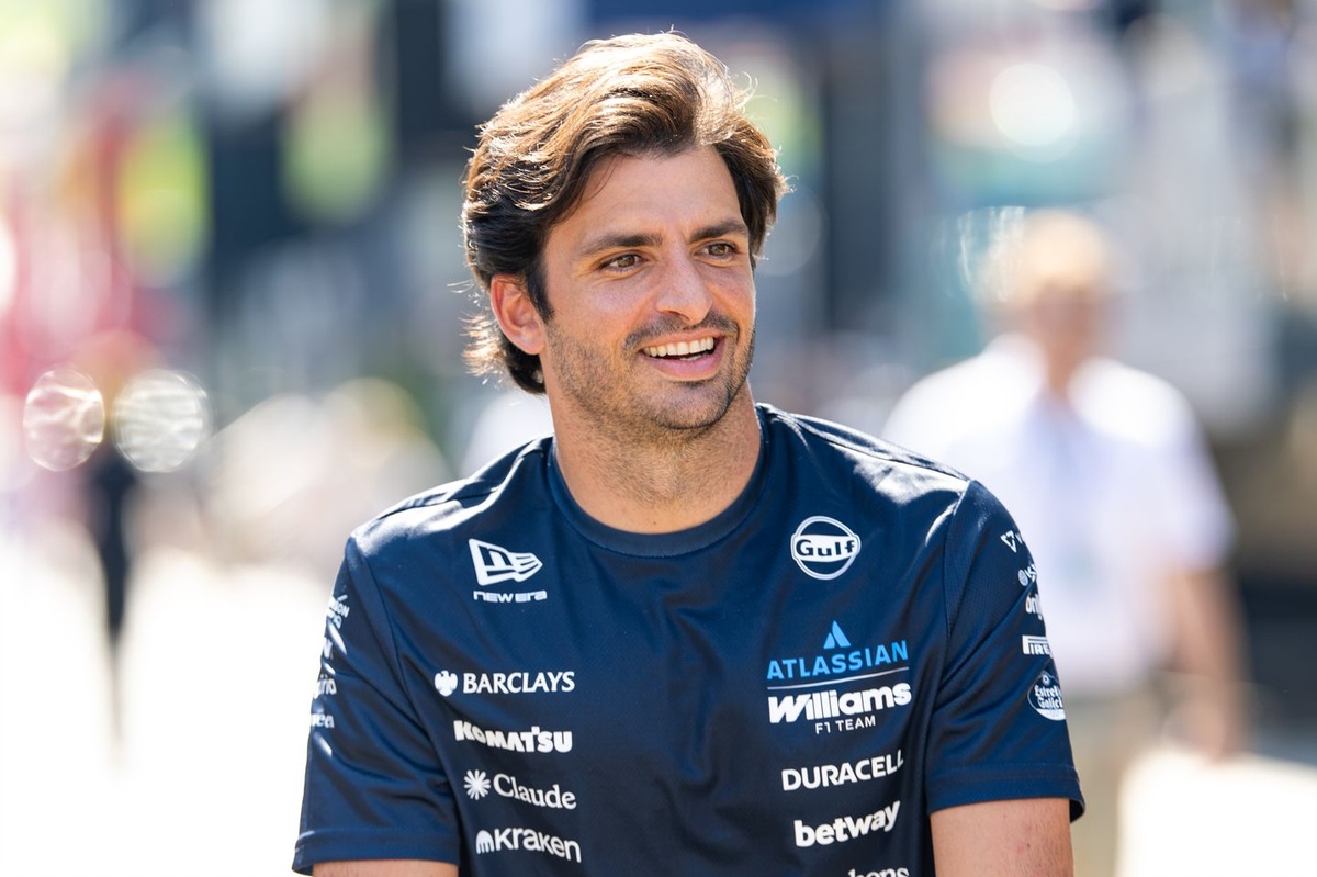 Carlos Sainz Commends Kimi Antonelli’s Apology for ‘Idiot’ Remark – F1