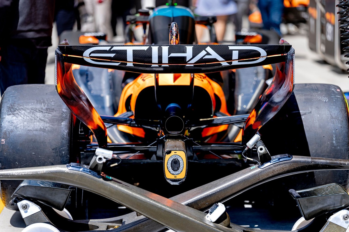 The ingenious three-link mechanism behind McLaren's pivoting rear wing