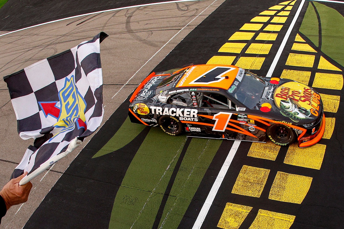 Carson Kvapil Takes Victory in NASCAR O’Reilly Iowa Race Amid Chaotic Overtime Restart