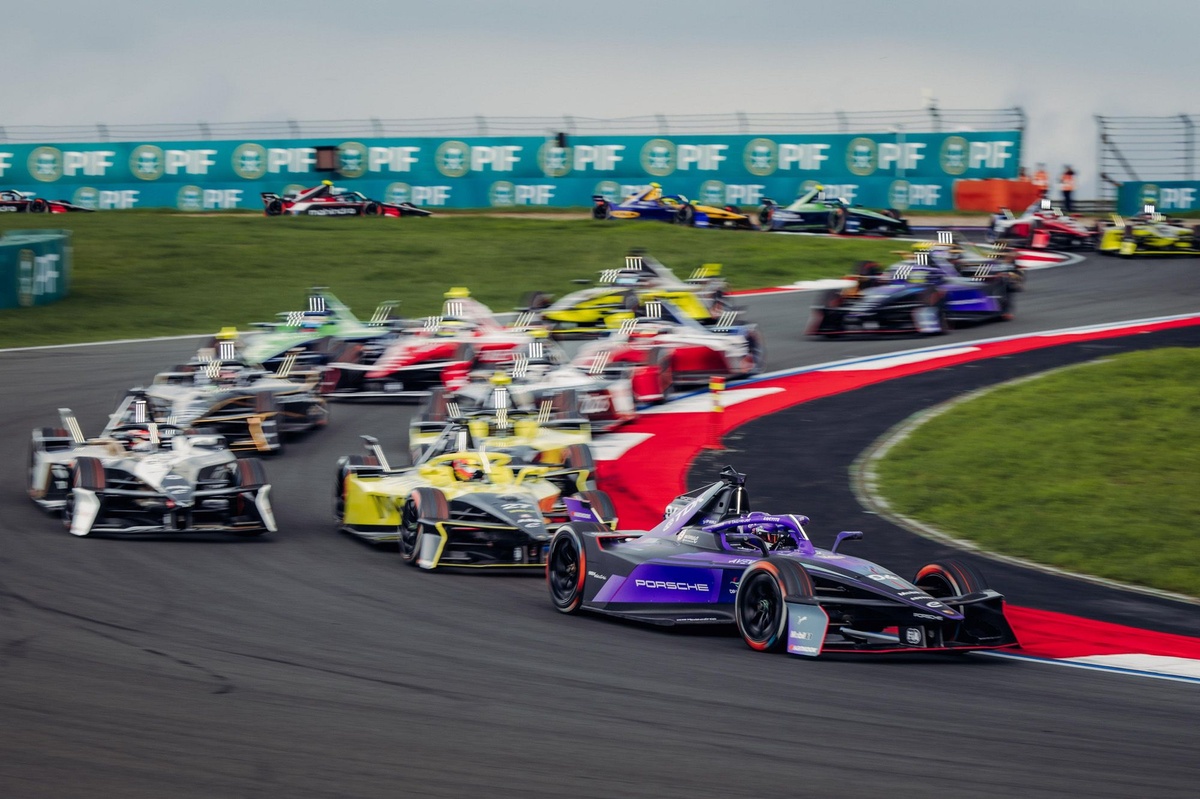 London’s Electric Showdown: Nine Drivers Battle for Formula E Title Until the Final Lap