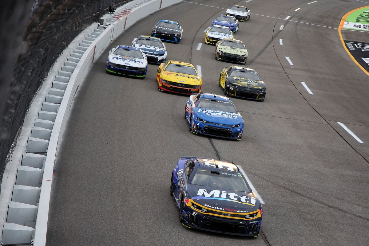 Shane van Gisbergen falls behind Chase at Richmond, yet builds momentum.