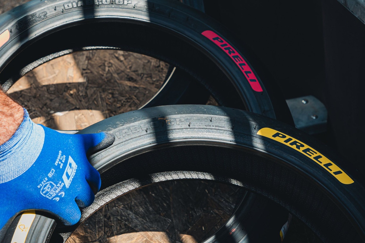 Pirelli Launches 2027 MotoGP Tyres with F1‑Style Colour Markings