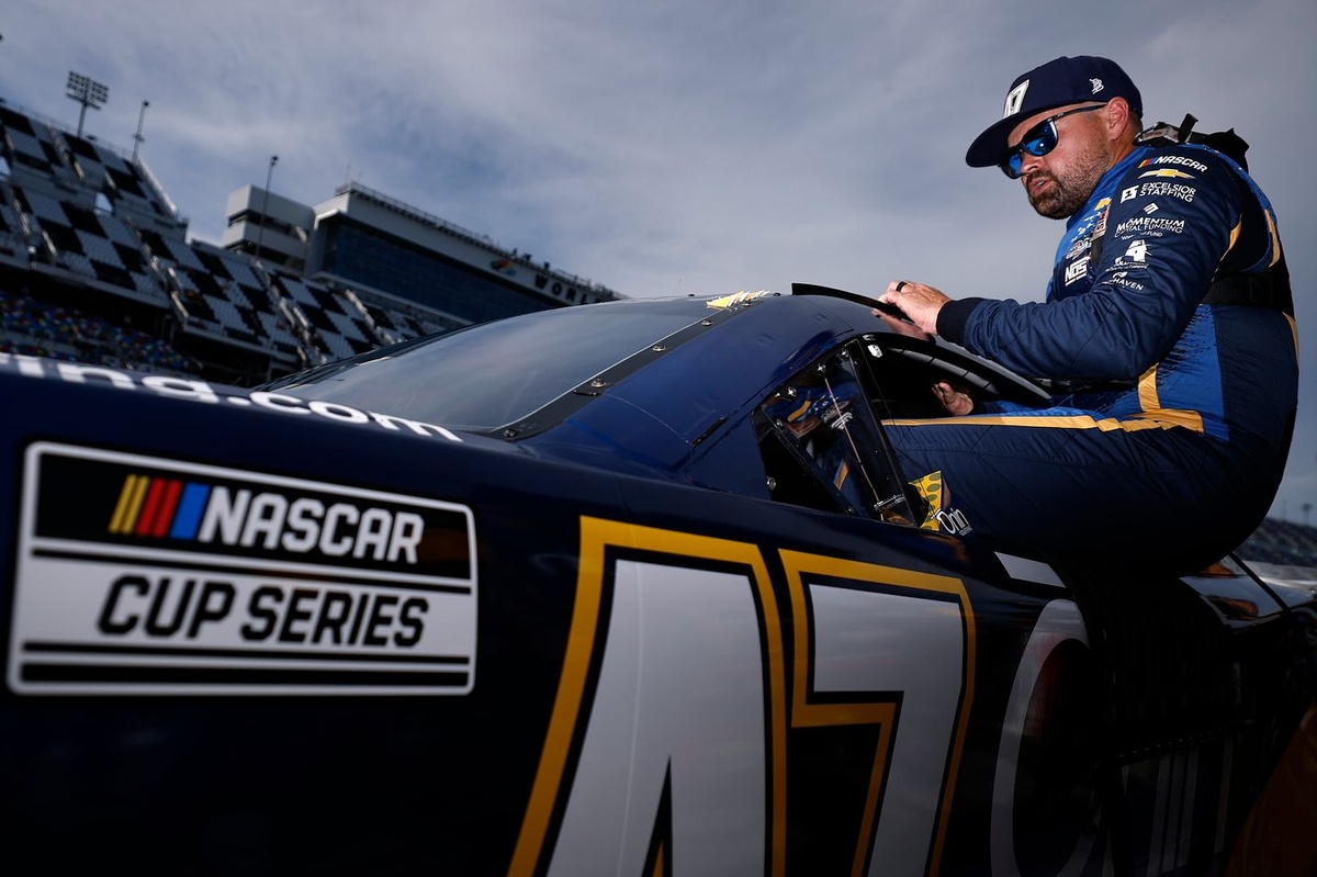 Hamlin Stands Up for Stenhouse Jr. After Final‑Lap Wreck on Ryan Blaney
