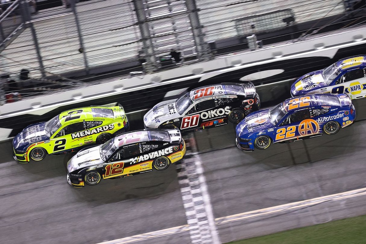 Penske swaps entire pit crews for Cindric & Blaney in major overhaul.
