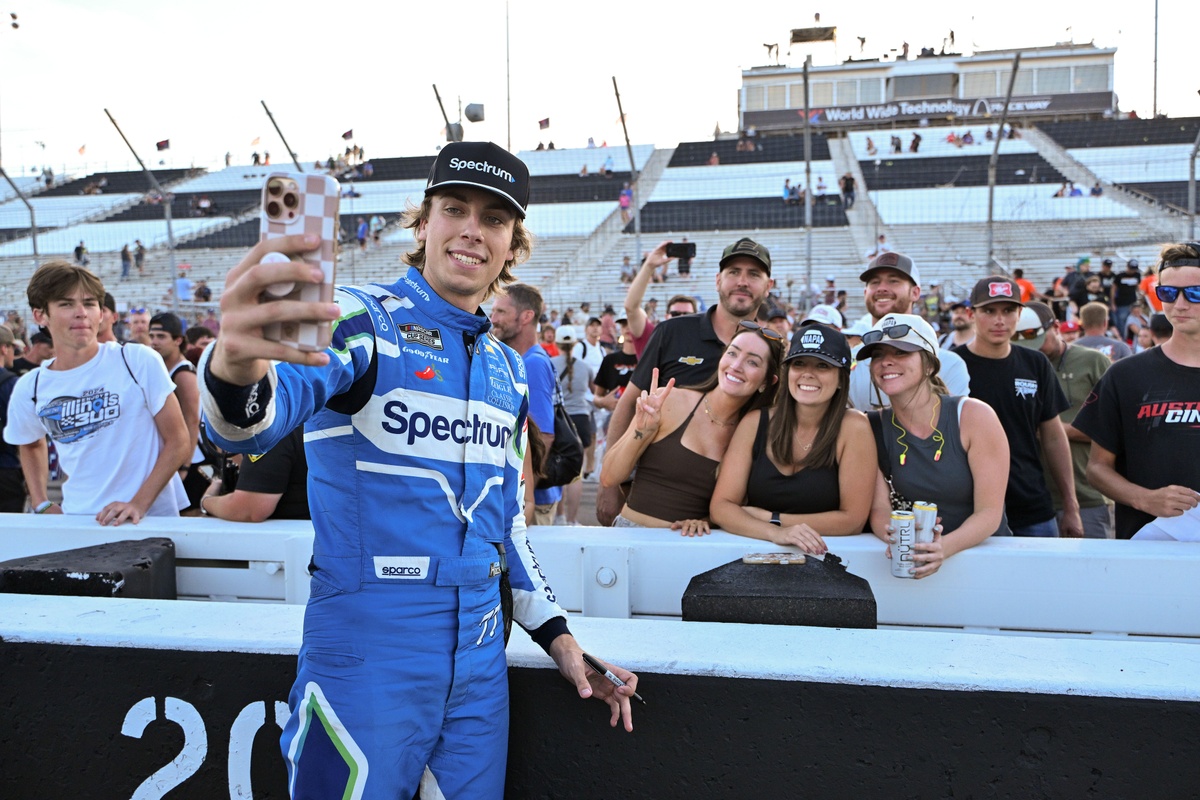 Carson Hocevar spent 20 minutes signing for fans after Gateway finish: 'Some of us are still fans at heart'