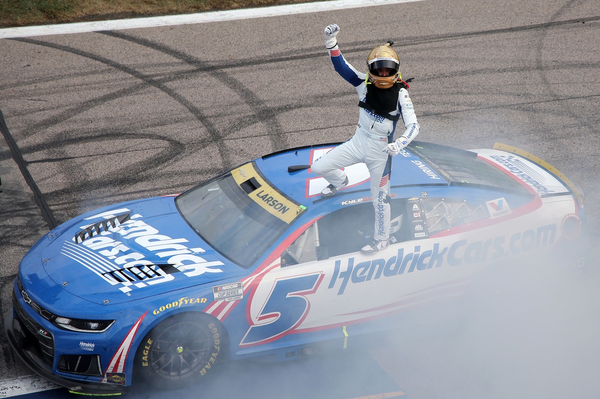 Kyle Larson scores maximum points with record-setting Kansas NASCAR Cup win