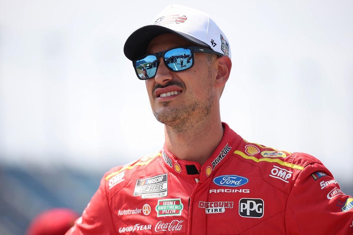 Joey Logano down but not out of NASCAR Chase after Kansas flat tire