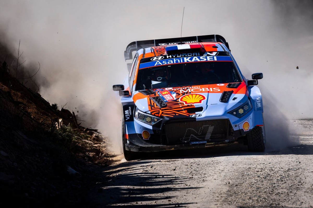 WRC Sardinia: Adrien Fourmaux heads Hyundai 1-2 after puncture-filled morning 